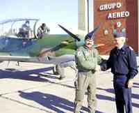 El contingente estuvo a cargo del Jefe de Grupo Aéreo Escuela Comodoro Jorge Alberto Bier, acompañado por su Jefe de Escuadrón Aéreo Escuela.